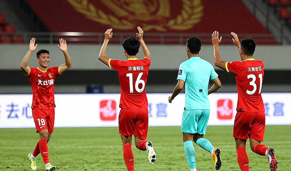 Hai cú đá ở phút 78, tấm thẻ vàng của Tấn Sinh và khoảng trũng V-League không ai muốn nhìn