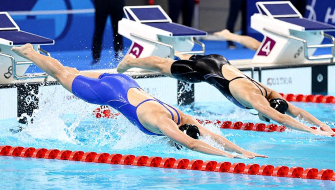 Douglass thắng Walsh ở 100m tự do bể ngắn: cuộc đua định đoạt bằng nửa sau
