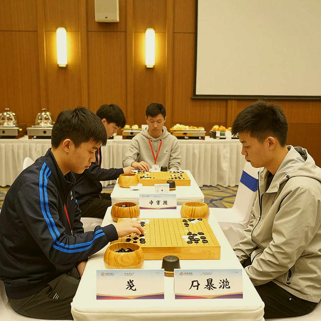 Samarkand, ngày 26 tháng 9: Ván cờ quyền lực và chiếc ghế trống của Carlsen